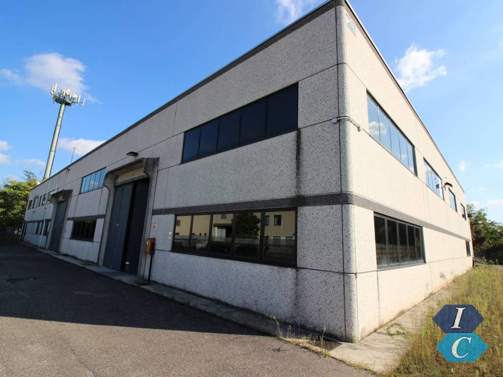 locale commerciale in vendita a Pogliano Milanese