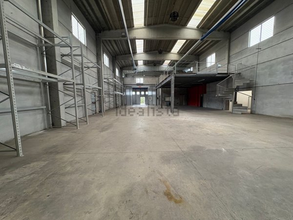 locale di sgombero in vendita a Pogliano Milanese