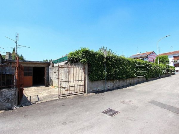 locale di sgombero in vendita a Pogliano Milanese