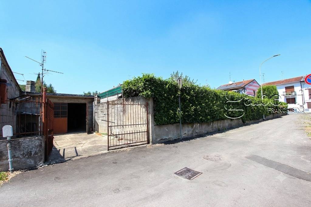 locale di sgombero in vendita a Pogliano Milanese