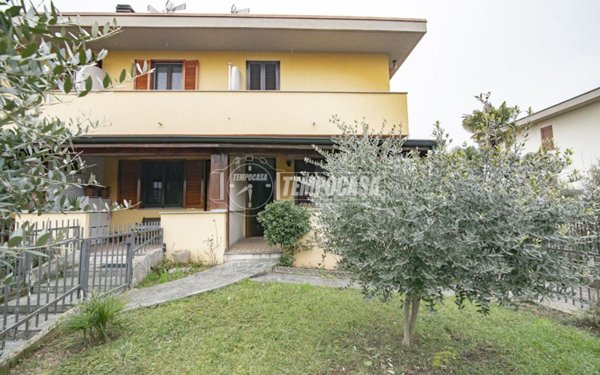 casa indipendente in vendita a Pozzo d'Adda in zona Bettola