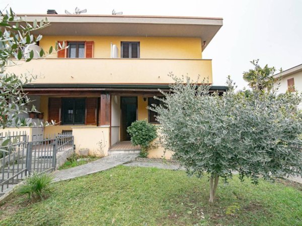 casa indipendente in vendita a Pozzo d'Adda in zona Bettola