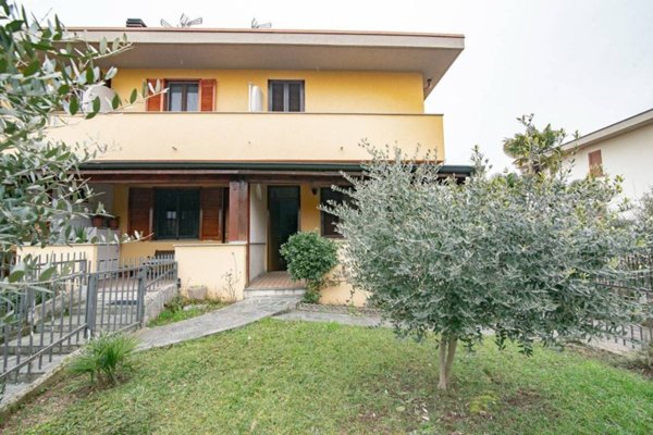 casa indipendente in vendita a Pozzo d'Adda in zona Bettola