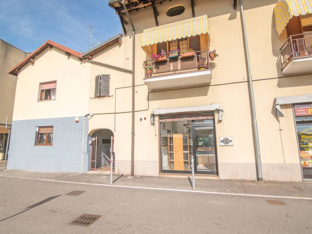 negozio in vendita a Pozzo d'Adda in zona Bettola