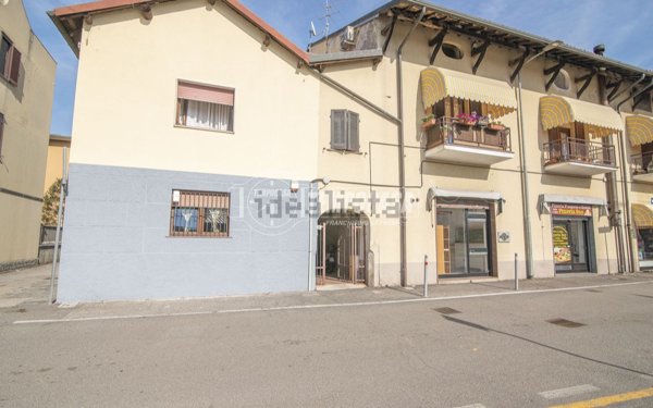 locale commerciale in vendita a Pozzo d'Adda in zona Bettola