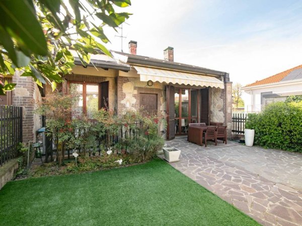 casa indipendente in vendita a Pozzo d'Adda in zona Bettola