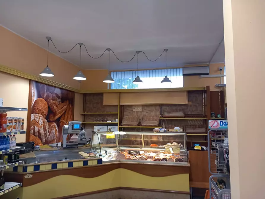 negozio in vendita a Pozzo d'Adda in zona Bettola