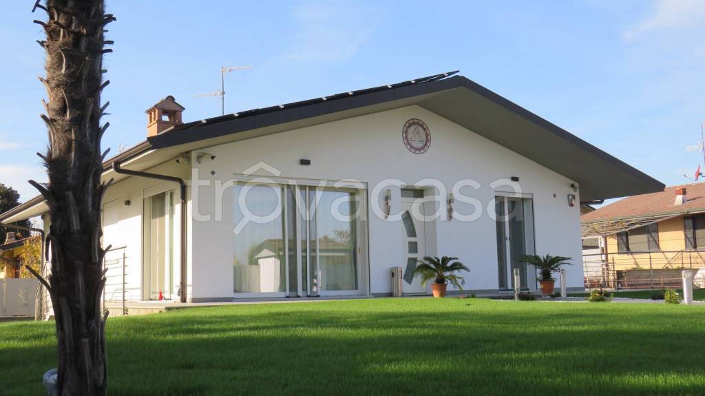 casa indipendente in vendita a Pozzo d'Adda in zona Bettola