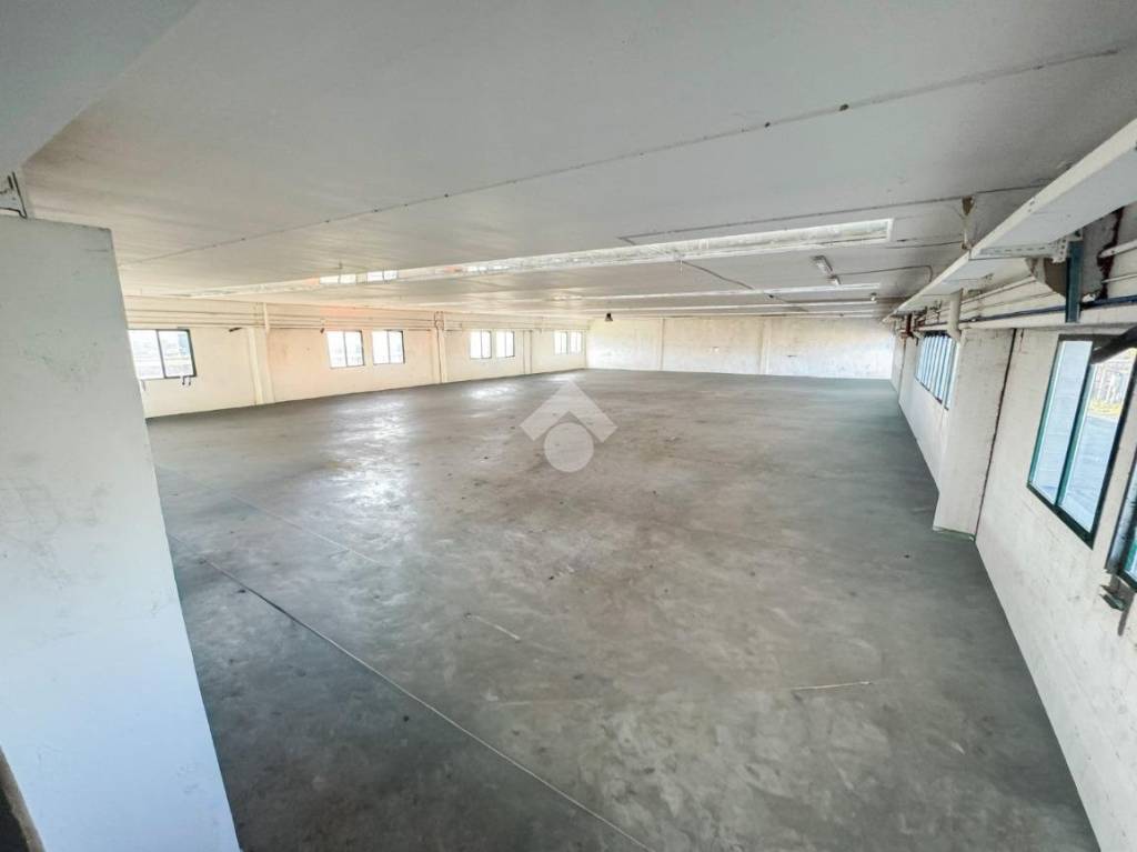 locale commerciale in vendita a Pozzo d'Adda