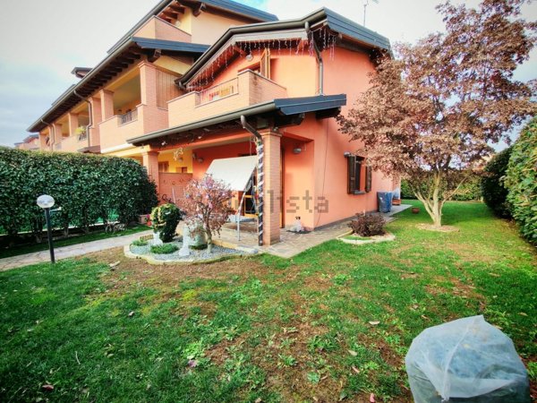 casa indipendente in vendita a Pozzo d'Adda in zona Bettola