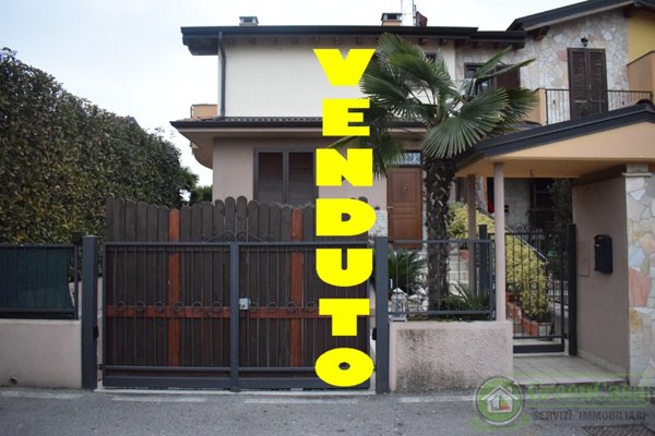 casa indipendente in vendita a Pozzo d'Adda in zona Bettola