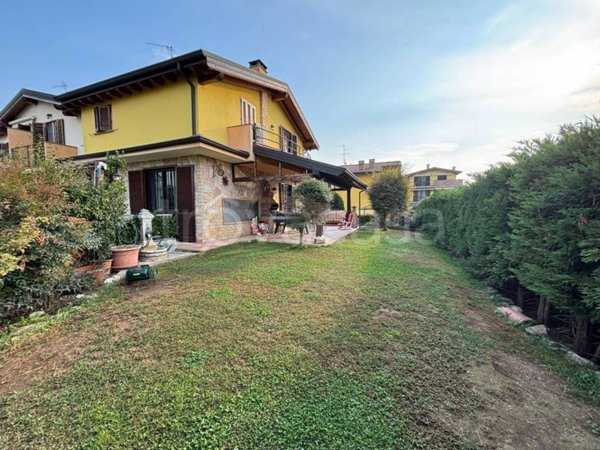 casa indipendente in vendita a Pozzo d'Adda in zona Bettola