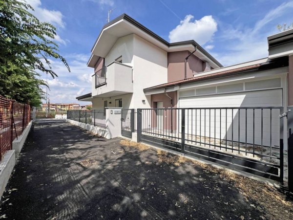 casa indipendente in vendita a Pozzuolo Martesana in zona Trecella