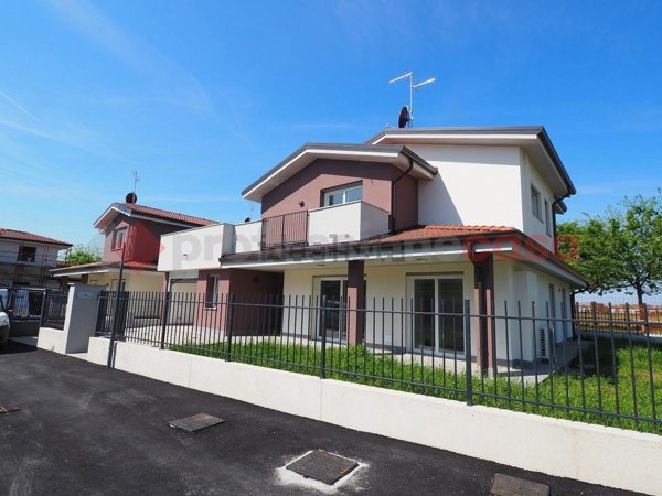 appartamento in vendita a Pozzuolo Martesana in zona Trecella