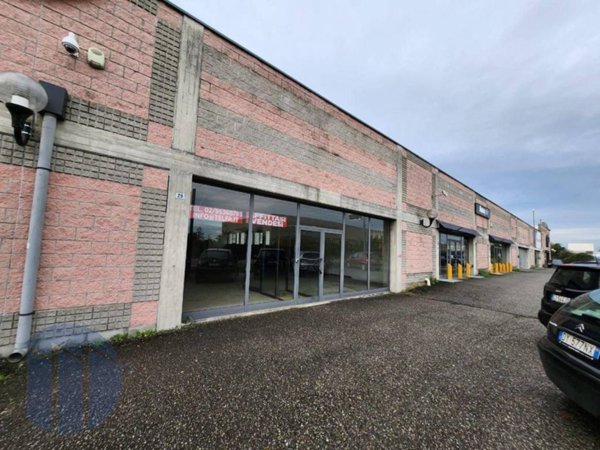 locale commerciale in vendita a Pozzuolo Martesana