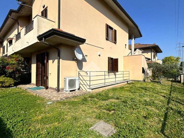 casa indipendente in vendita a Pozzuolo Martesana in zona Trecella