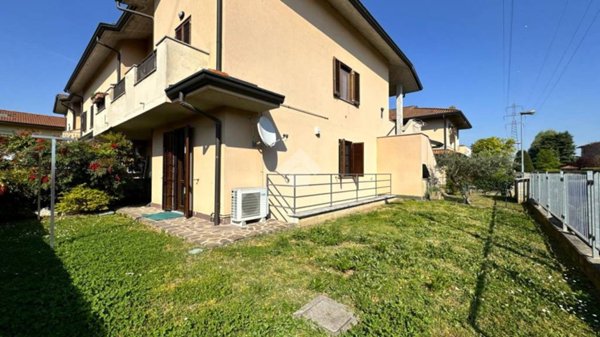 casa indipendente in vendita a Pozzuolo Martesana in zona Trecella