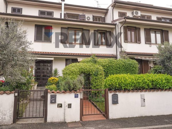 casa indipendente in vendita a Pozzuolo Martesana in zona Trecella
