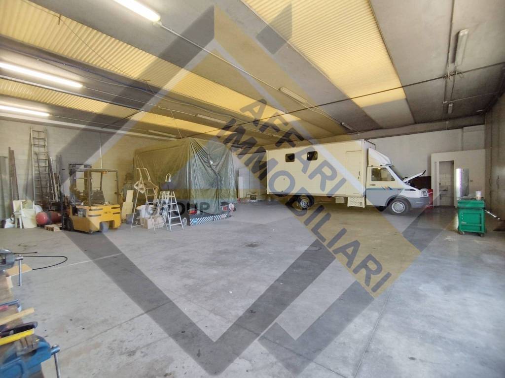 locale commerciale in vendita a Pregnana Milanese