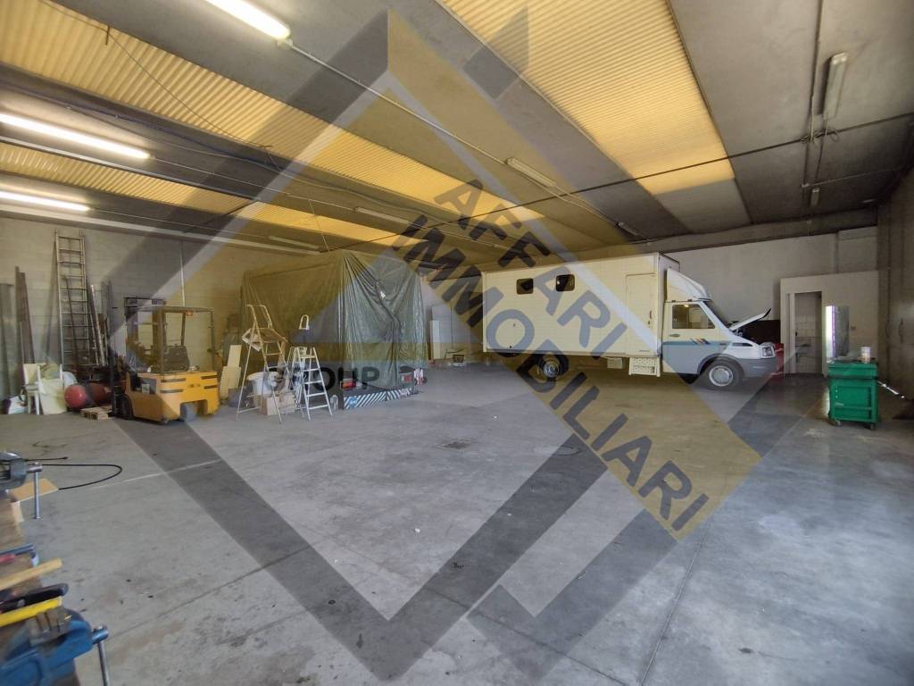 locale commerciale in vendita a Pregnana Milanese