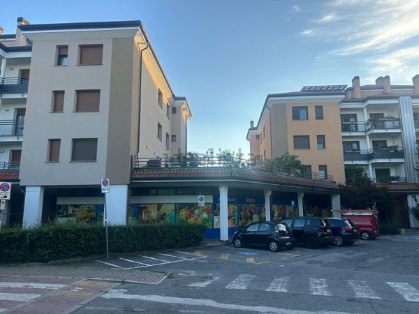 locale commerciale in vendita a Pregnana Milanese