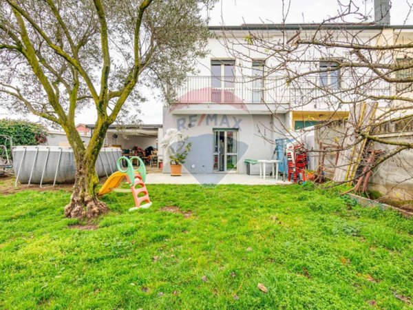 casa indipendente in vendita a Rescaldina