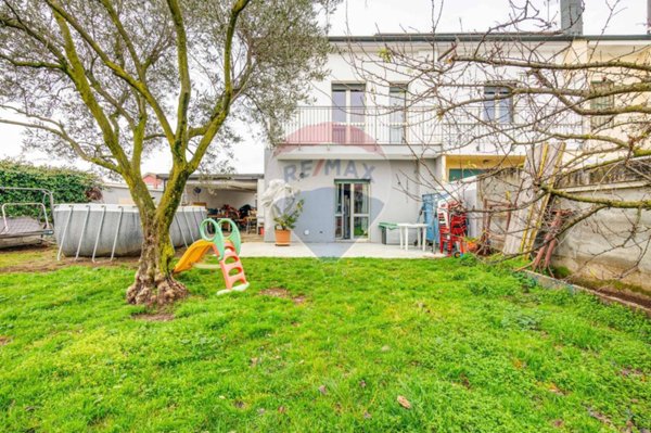 casa indipendente in vendita a Rescaldina