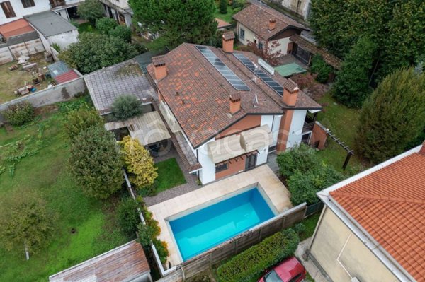 casa indipendente in vendita a Rescaldina