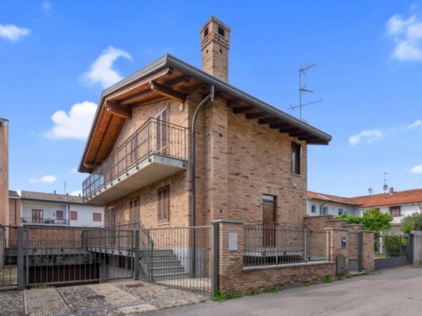 casa indipendente in vendita a Rescaldina