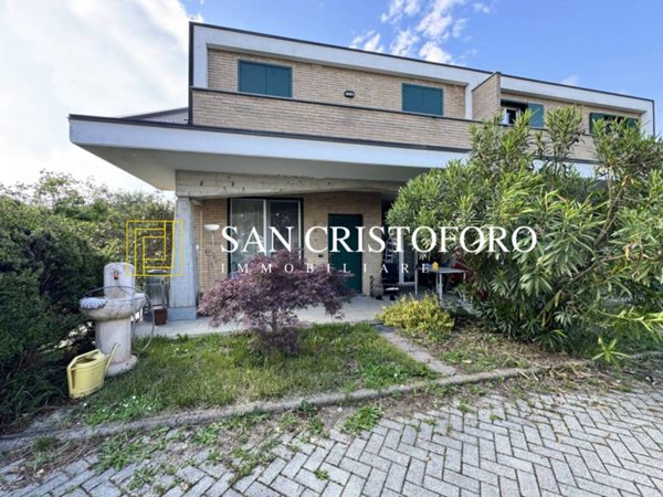 casa indipendente in vendita a Rescaldina