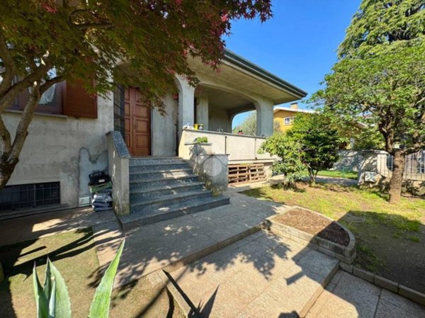 casa indipendente in vendita a Rescaldina in zona Ravello