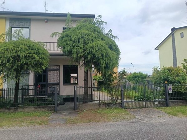 casa indipendente in vendita a Rescaldina