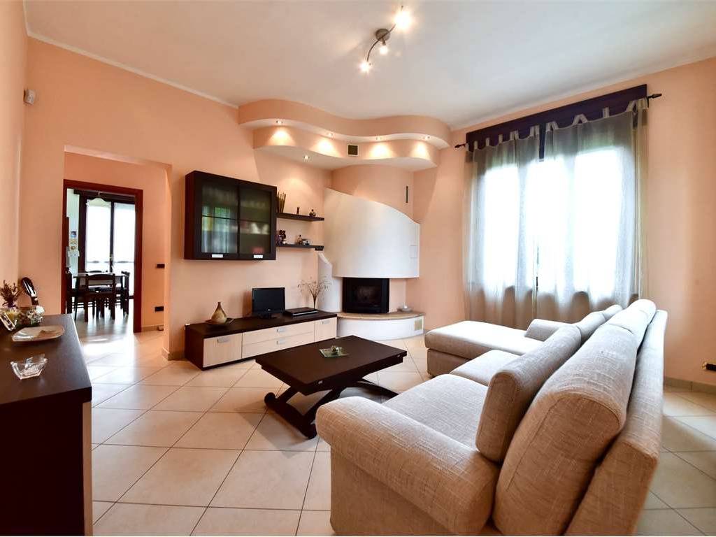 casa indipendente in vendita a Rescaldina