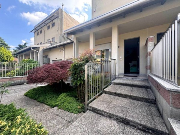 casa indipendente in vendita a Rescaldina