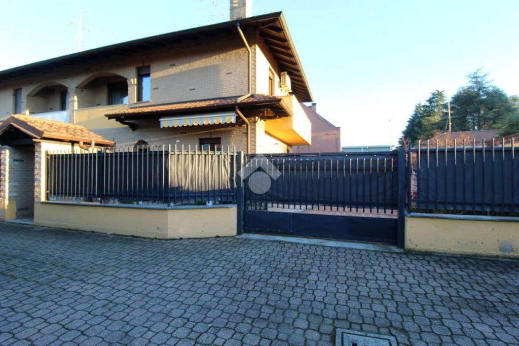 casa indipendente in vendita a Rescaldina