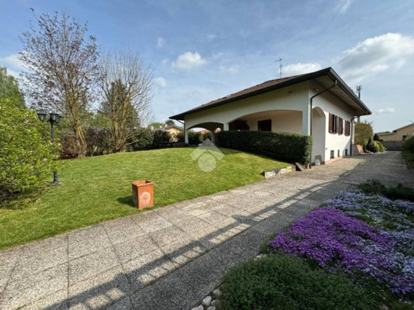 casa indipendente in vendita a Rescaldina