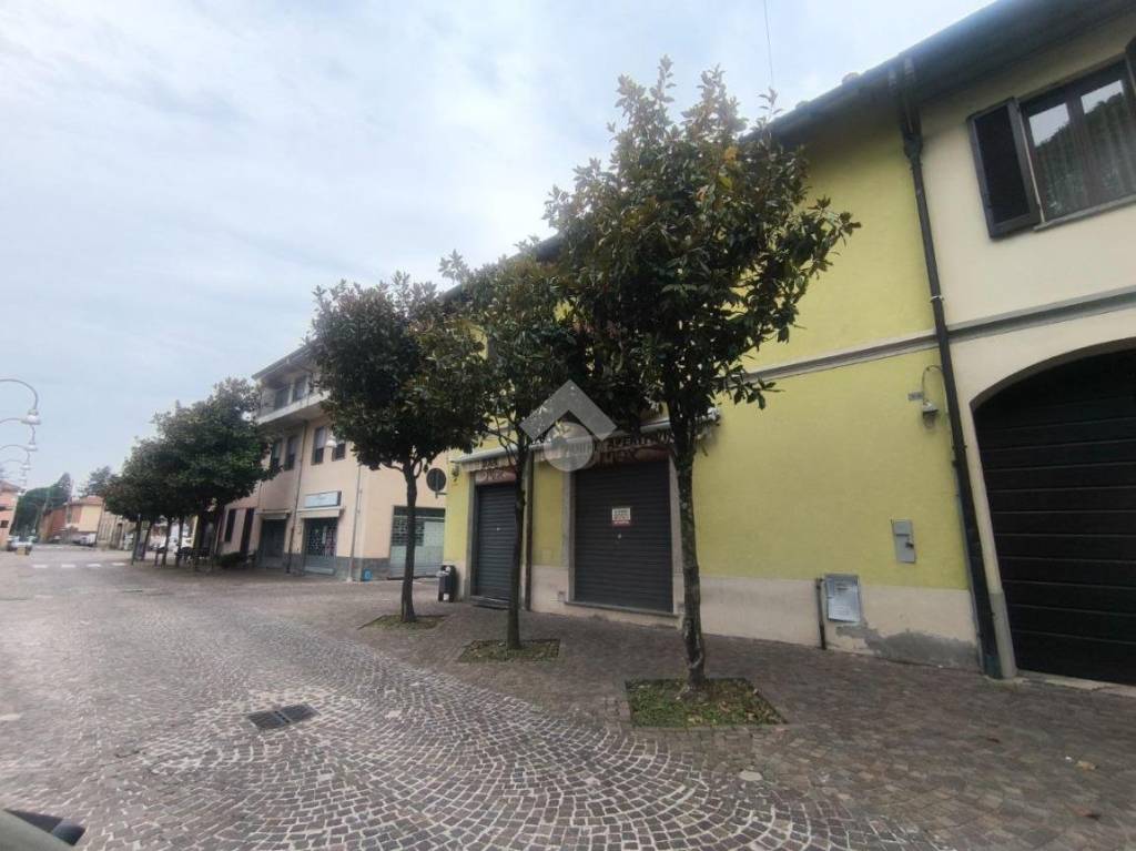 negozio in vendita a Rescaldina in zona Rescalda