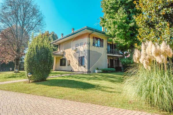 casa indipendente in vendita a Rescaldina