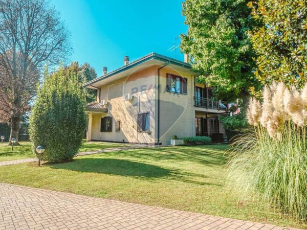 casa indipendente in vendita a Rescaldina