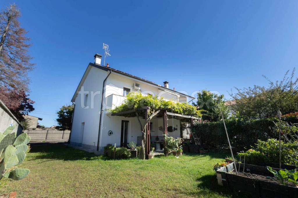casa indipendente in vendita a Rescaldina