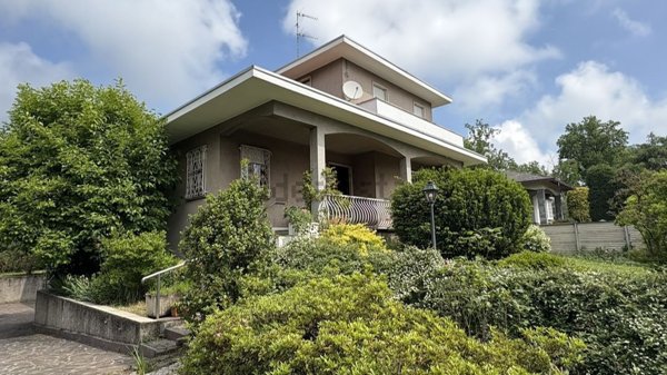 casa indipendente in vendita a Rescaldina