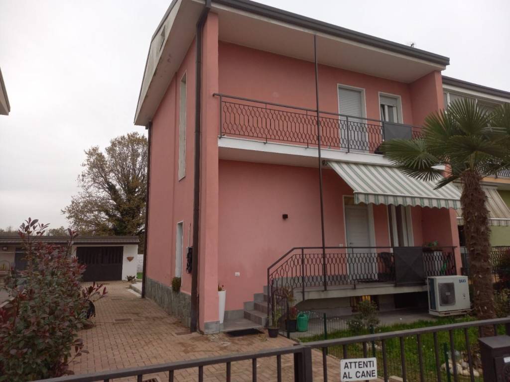 casa indipendente in vendita a Rescaldina