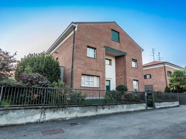 casa indipendente in vendita a Rescaldina