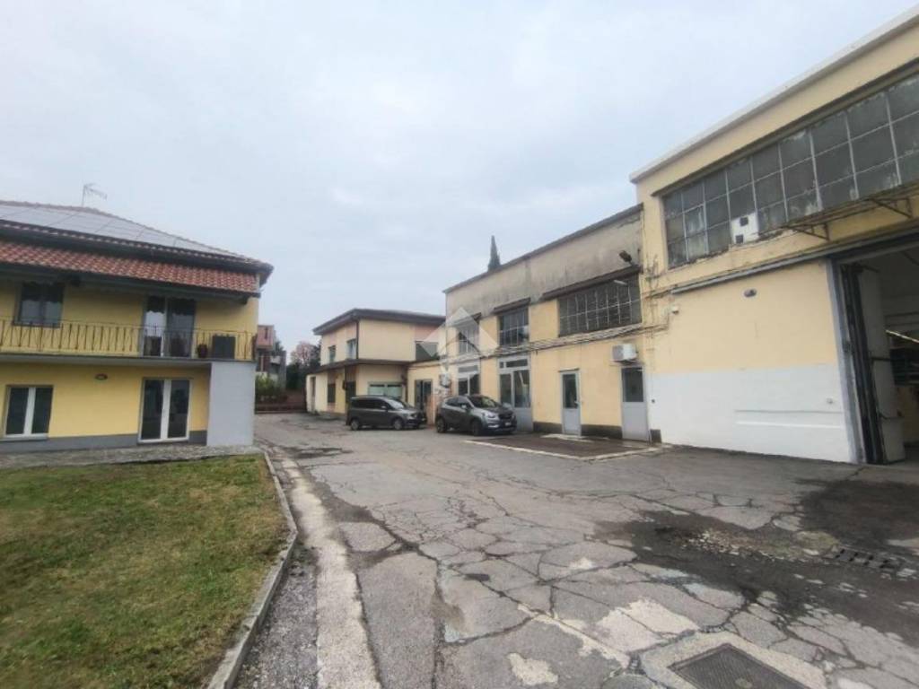 locale commerciale in vendita a Rescaldina