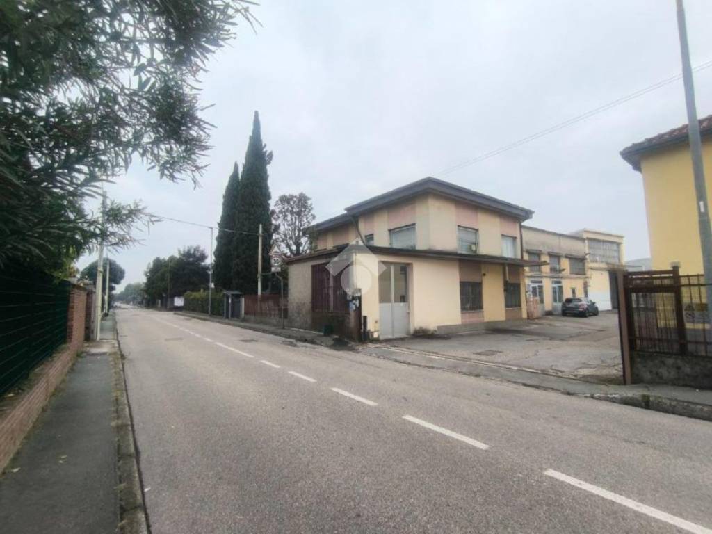 locale commerciale in vendita a Rescaldina