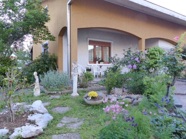 casa indipendente in vendita a Rescaldina