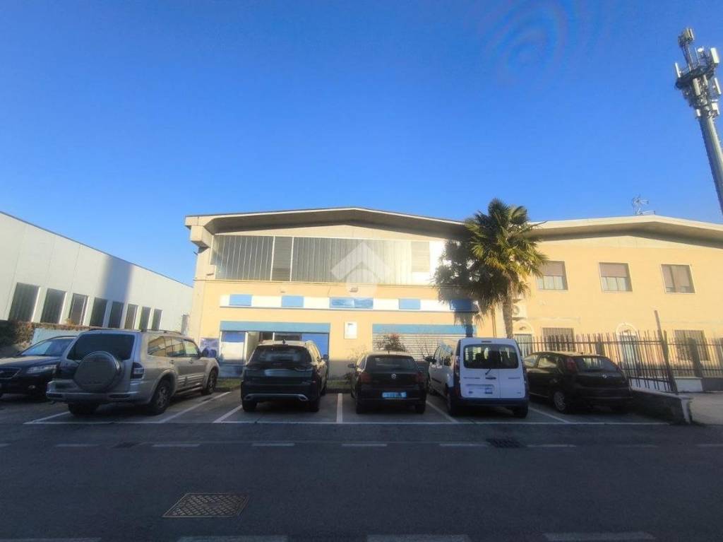 locale commerciale in vendita a Rescaldina