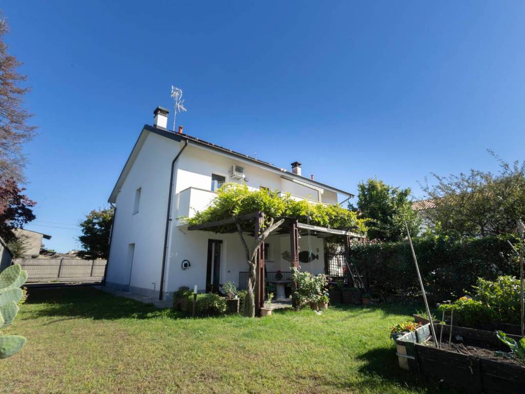 casa indipendente in vendita a Rescaldina