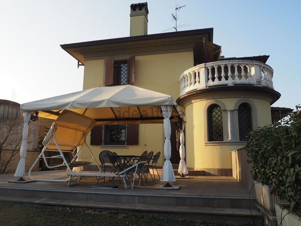 casa indipendente in vendita a Rescaldina