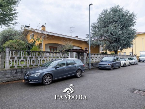 casa indipendente in vendita a Rescaldina